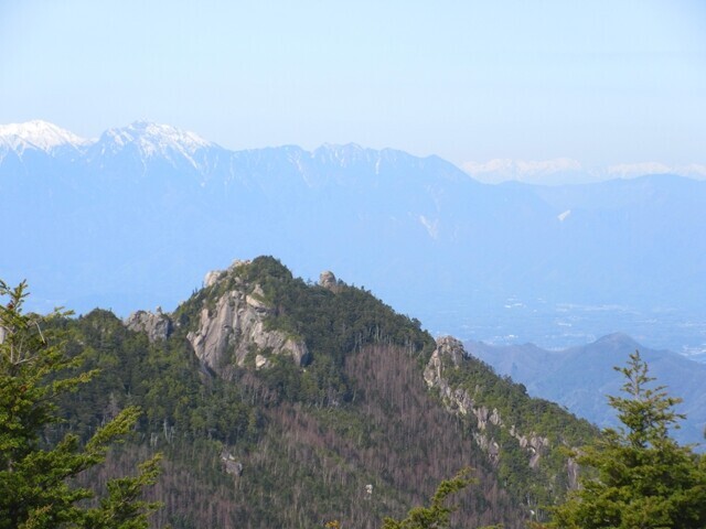 小川山登山ルート上からの南アルプスと瑞牆山方面の景色