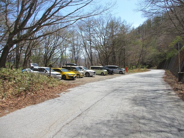 横尾山登山口信州峠の無料駐車場の様子