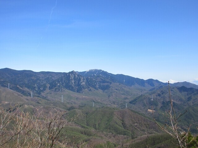 横尾山から眺める瑞牆山と金峰山、小川山の景色