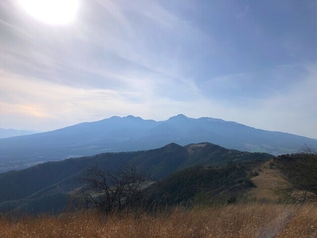 飯盛山の山頂の景色と八ヶ岳