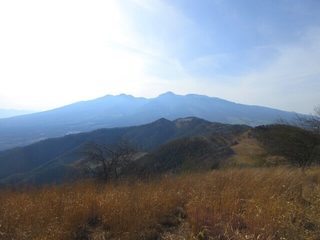 三ッツ沢ノ頭（丸山）からの飯盛山の景色