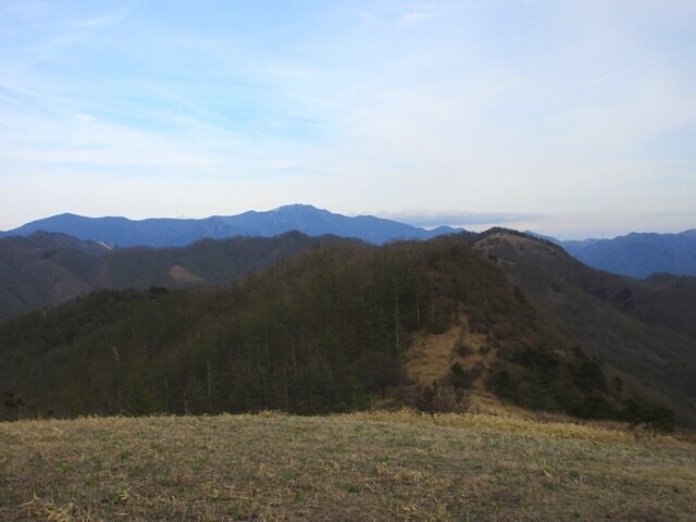 飯盛山から横尾山方面を振り返っての写真