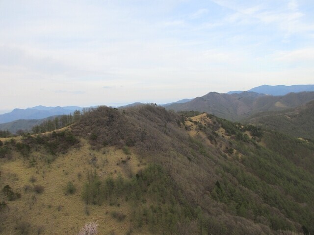 飯盛山山頂から歩いてきた稜線の景色