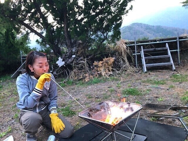 キャンプさとみやで火おこしの様子