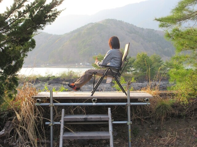 campSATOMIYAから夕陽を楽しむキャンプガール