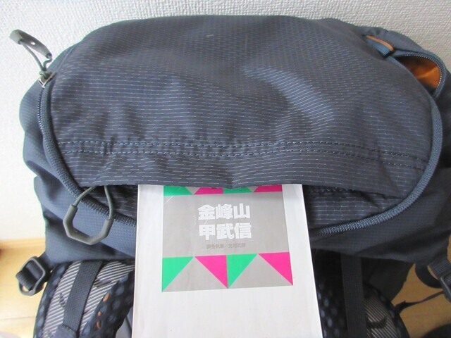 登山用大型軽量ザックに紙の登山地図を収納している様子をレビュー