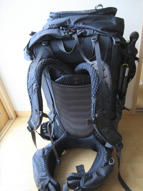 登山用大型軽量ザックのおすすめグレゴリーにテント泊の荷物をパッキングしている様子をレビュー