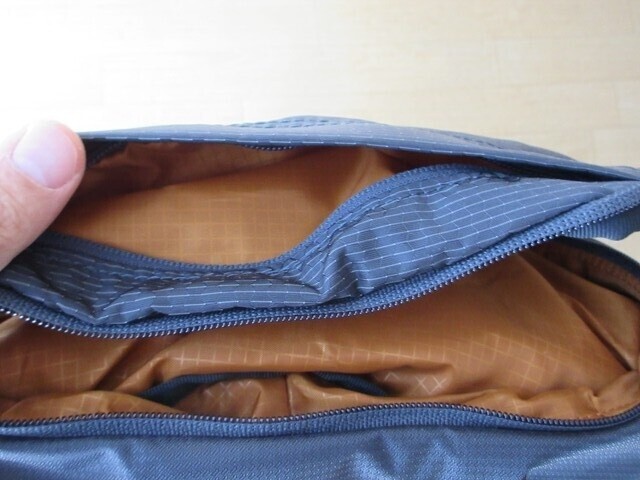 登山用大型軽量ザックのグレゴリー雨蓋ポケットが便利２つ