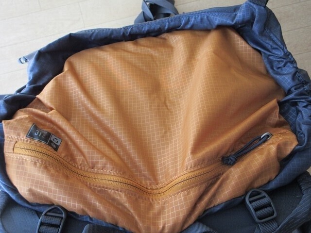 登山用大型ザックグレゴリーの雨蓋の裏側の様子