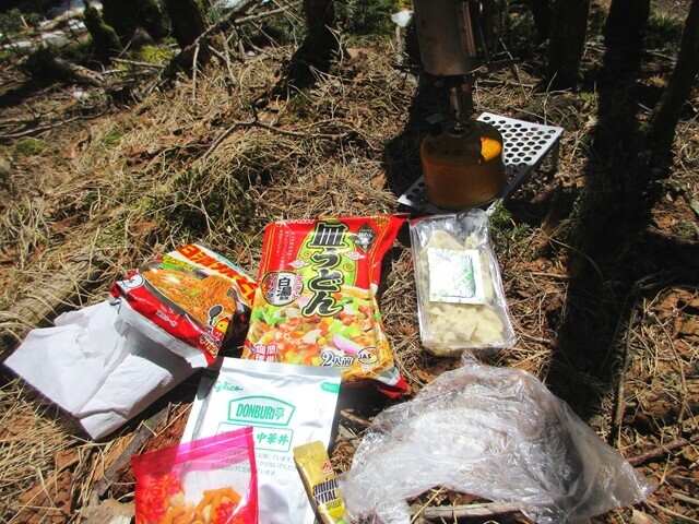 大弛小屋のテント場で山飯調理開始の様子