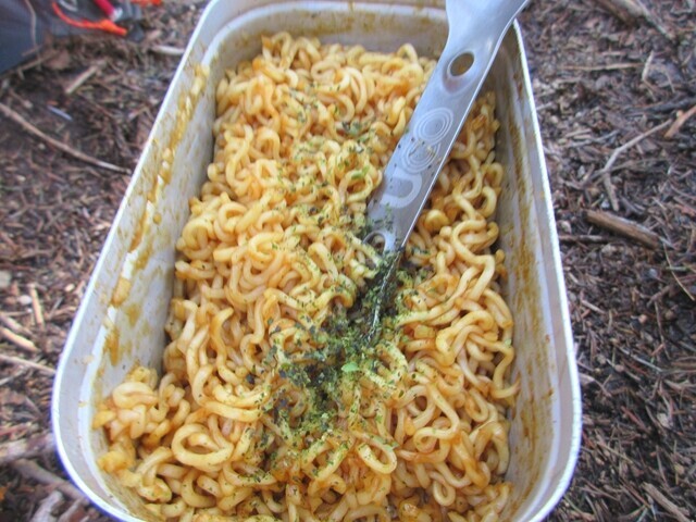 大弛小屋でテント泊で食事中の様子