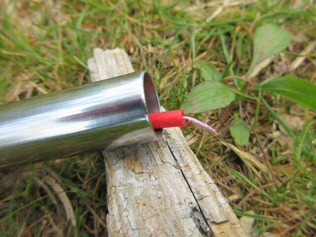 熊おどしの先端に爆竹を置いて使用する