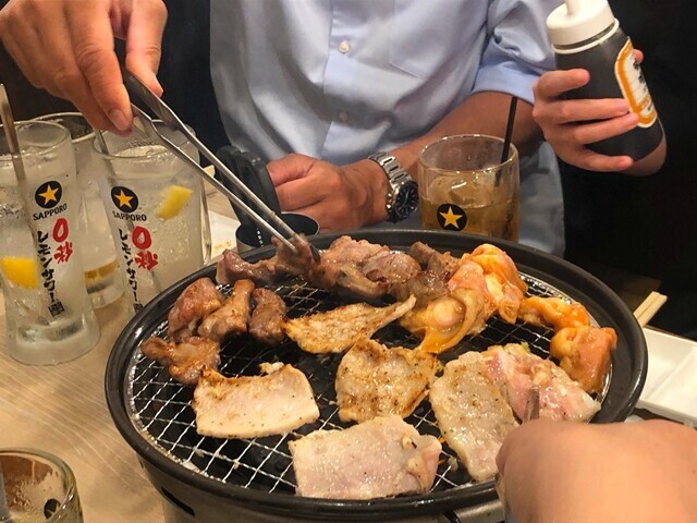 ０秒レモンサワーで宴会をしている様子
