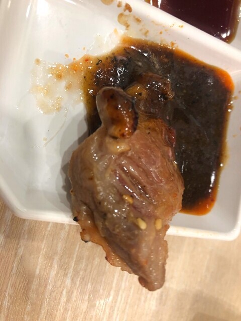 ０秒レモンサワーの焼肉のタレをレビューしている様子