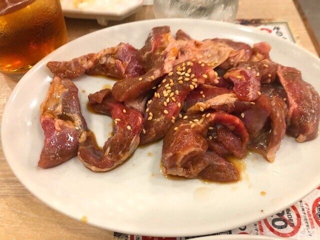 ０秒レモンサワーの食べ放題・飲み放題を楽しむ様子