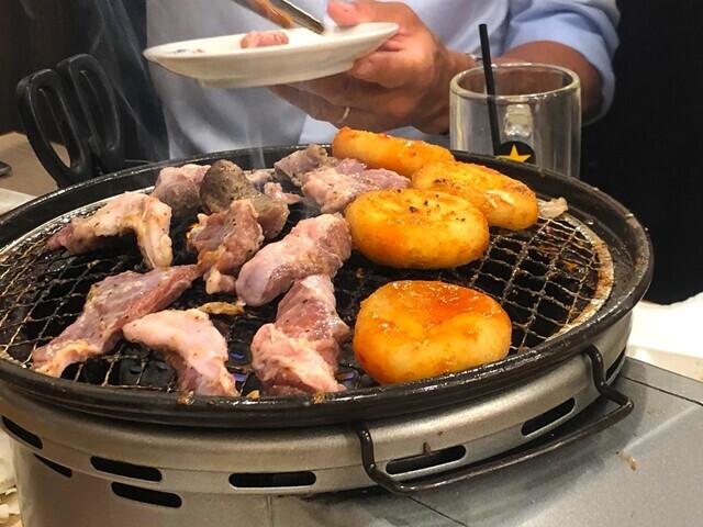 ０秒レモンサワーの焼肉のトッピングの様子