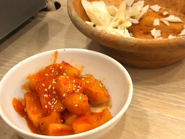 ０秒レモンサワーのキムチとカクテキを食べてレビューしている様子