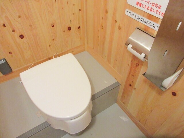 五十人平野営場のトイレのトイレの内部の様