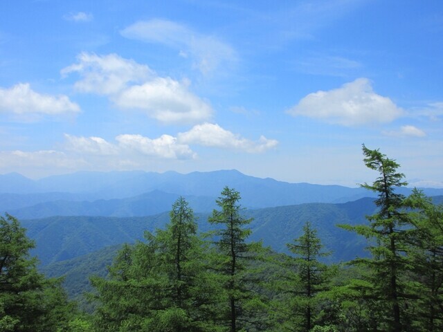 五十人平野営場からの大菩薩嶺や南アルプス景色