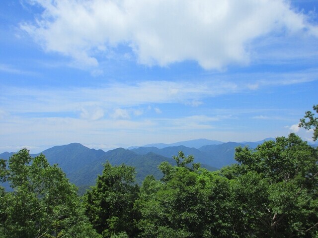 雲取山の山頂から眺める奥秩父主脈縦走路の景色
