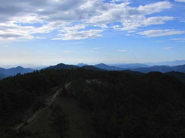雲取山の山頂から眺める五十人平野営場方面の景色