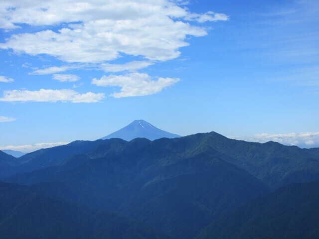 禿岩から眺める富士山、大菩薩嶺の景色