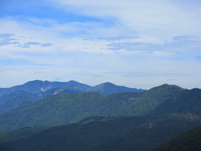 大常木山と、甲武信ヶ岳方面の景色