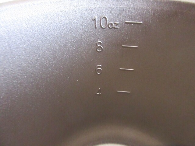 スノーピーク深型チタンシェラカップ蓋付きは４～１０ｏｚまで計量することが出来る様子