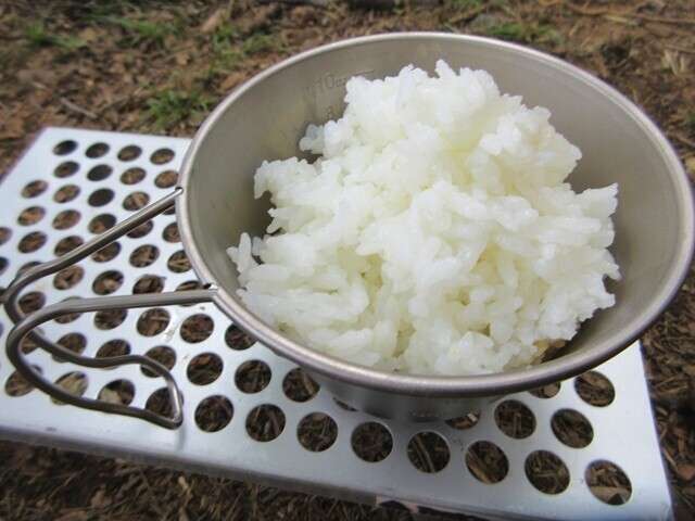 スノーピーク深型チタンシェラカップでお米を計量し炊飯した様子をレビュー