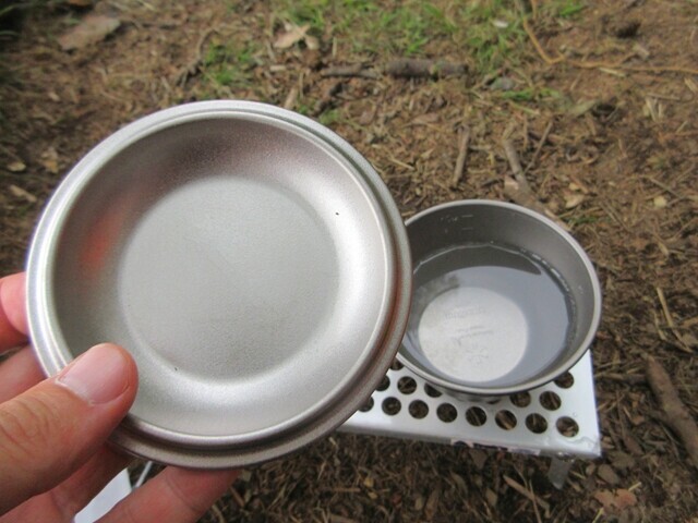 スノーピーク深型チタンシェラカップに水を入れてお湯を作る様子
