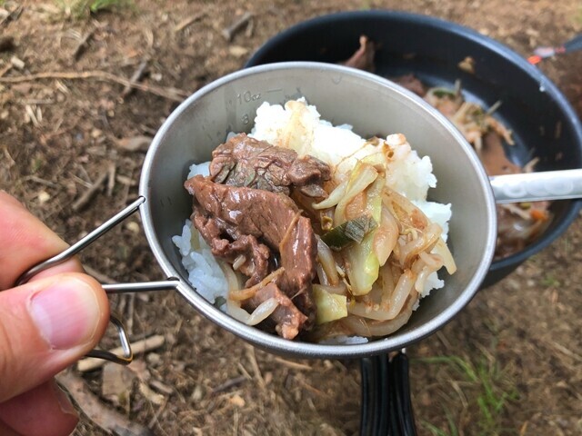 スノーピーク深型チタンシェラカップで丼を作成した様子