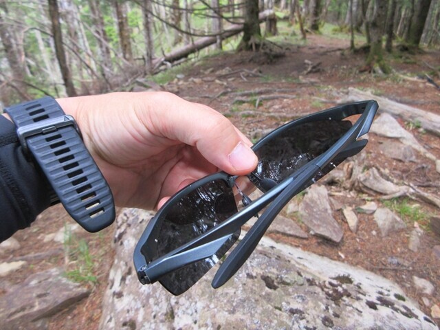 偏光サングラスを登山で使用中の様子をレビュー
