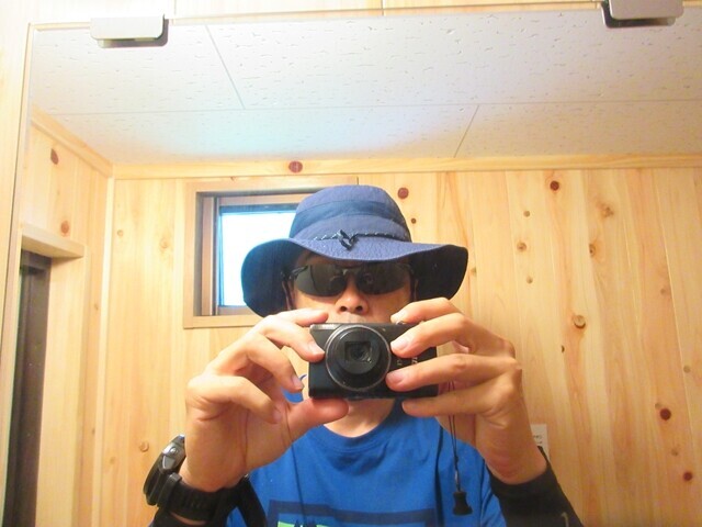 登山の休憩中に偏光サングラスを使った様子をレビュー