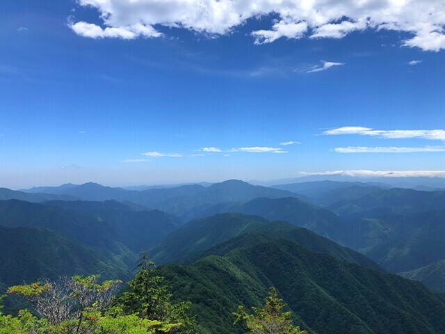 飛龍山へ至る奥秩父主脈縦走路からの奥秩父の景色