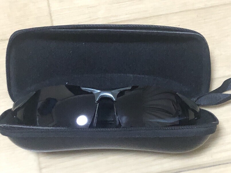 偏光サングラスとケースの収納の様子