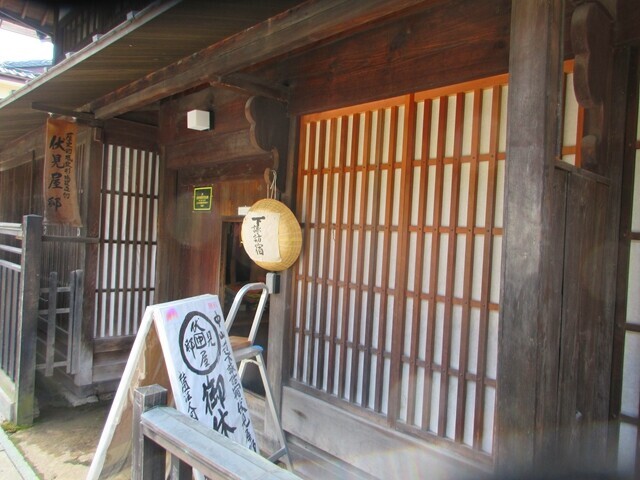 山猫亭諏訪本店周辺を散策している様子