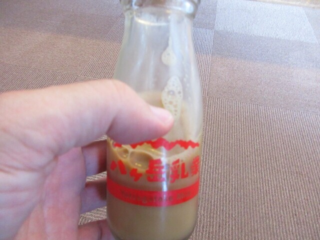 旦過の湯下諏訪温泉ので飲んだ八ヶ岳乳業の珈琲牛乳の様子