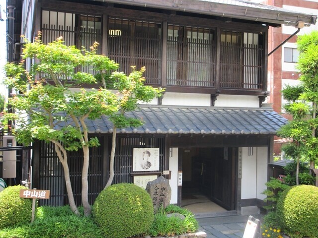 旦過の湯下諏訪温泉の目の前の旧中山道の様子