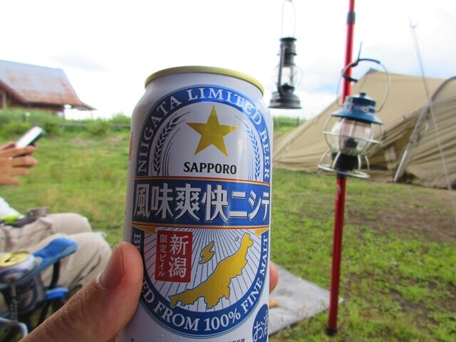 新潟の地ビールで高ボッチ高原で乾杯の様子