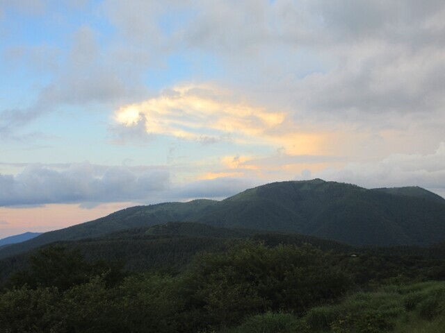夕日に染まる鉢伏山