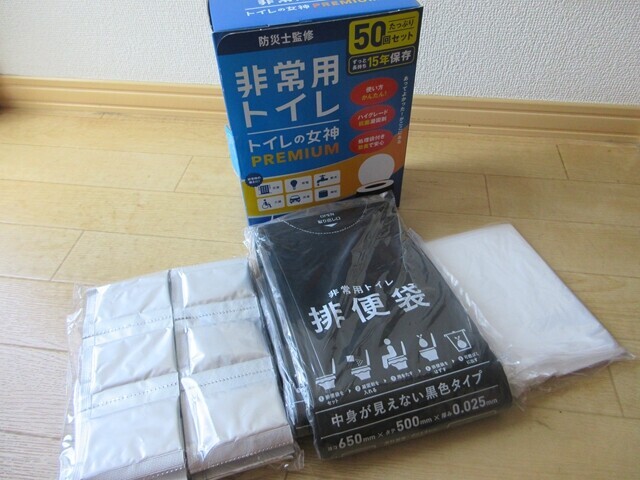 トイレの女神プレミアム50回用の袋と凝固剤の様子レビュー