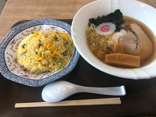 佐野ラーメンさのやのラーメンの注文してレビューしている様子