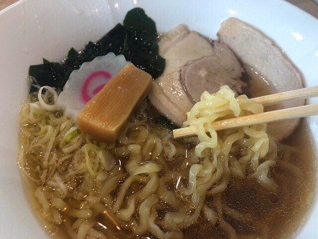 佐野ラーメンさのやのラーメンのレビューの様子