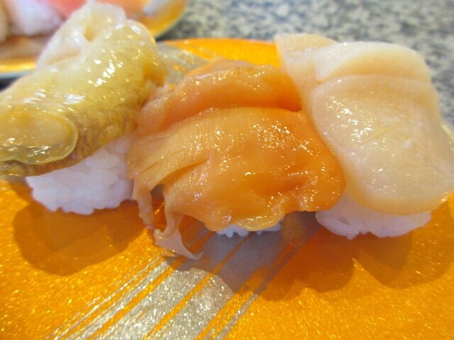 魚丸の特選貝の三種盛りレビューの様子
