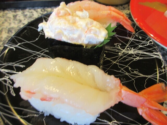 北海道回転寿司魚丸で注文した海老の三貫盛りのお寿司をレビュー