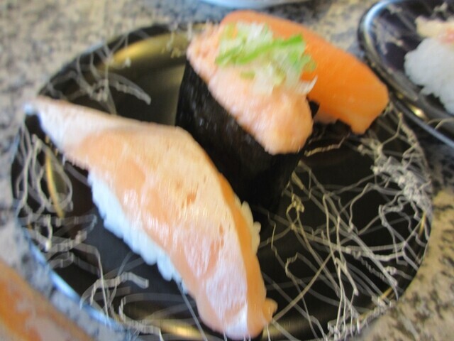 回転寿司魚丸で注文した鮭の三貫盛りレビューと値段