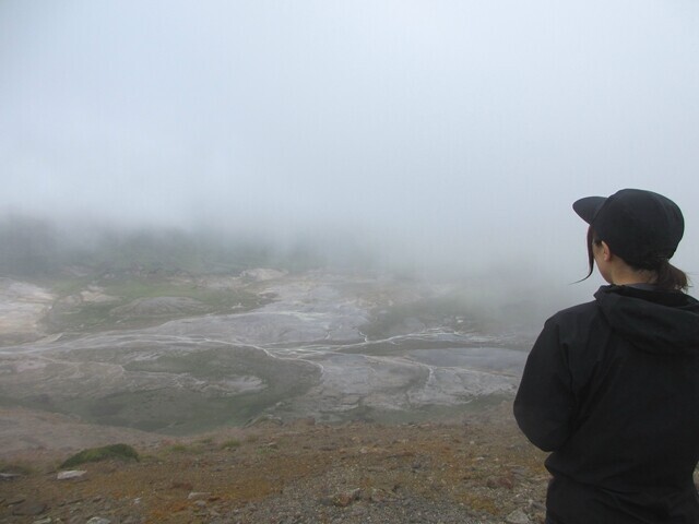 御鉢平の景色を楽しむ山ガール