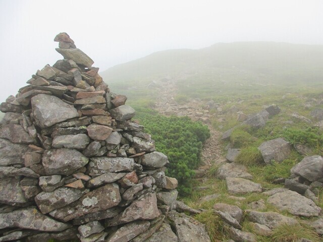 オプタテシケ山から美瑛富士避難小屋までにあったケルンとベベツ岳山頂