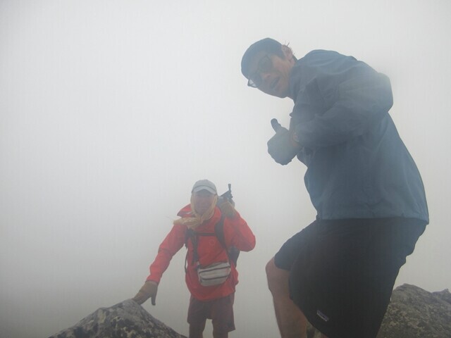 石垣山へ登る手前で先行していたテント泊縦走者と合流した様子