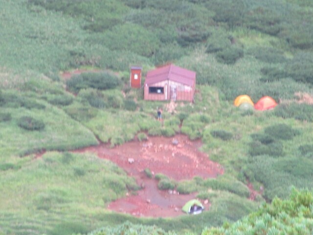 美瑛富士避難小屋の全景とテント場、トイレ、水場詳細